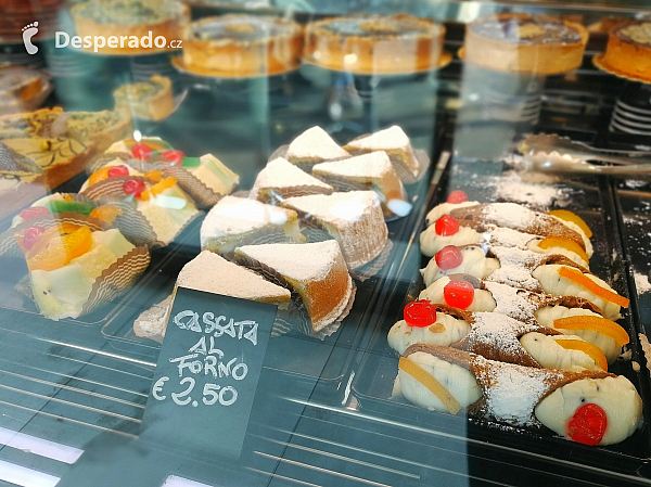 Cassata a cannoli v místní cukrárně (Sicílie - Itálie)