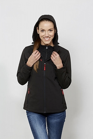 Softshellová bunda je elegantním doplňkem na dlouhé cesty