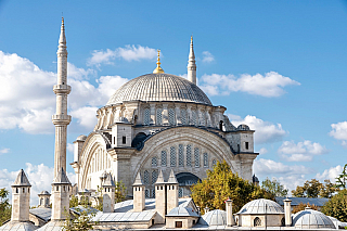 Mešita Nuruosmaniye v Istanbulu (Turecko)