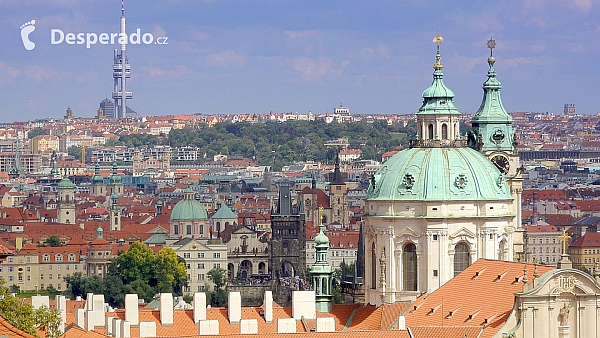 Malá Strana a Žižkovská věž v Praze (Česká republika)