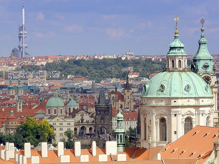 Malá Strana a Žižkovská věž v Praze (Česká republika)