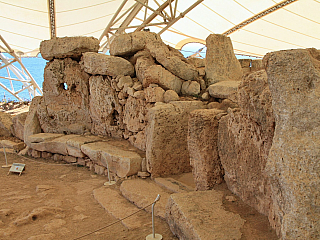 Fotogalerie neolitického chrámu Mnajdra na Maltě