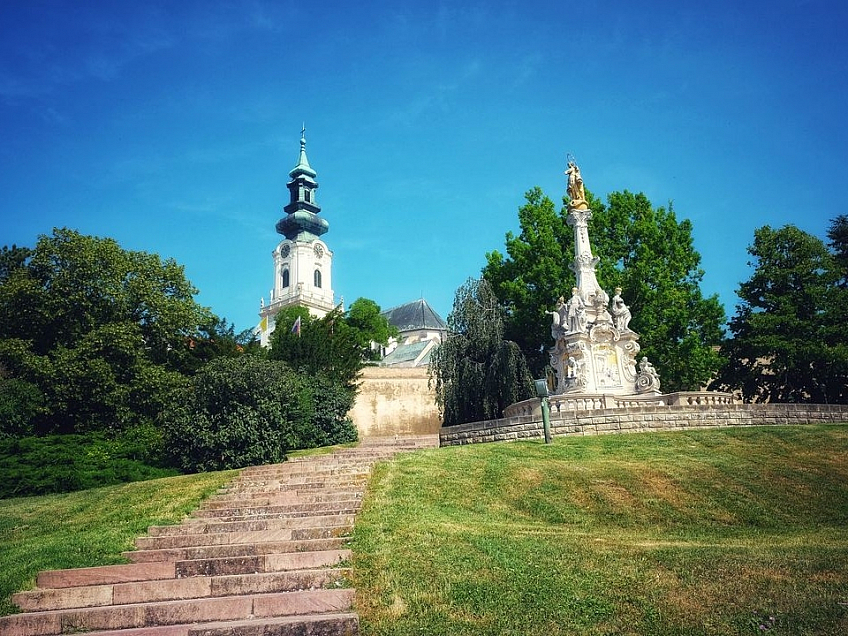 Nitriansky hrad - v popredí morový stĺp (Slovensko)