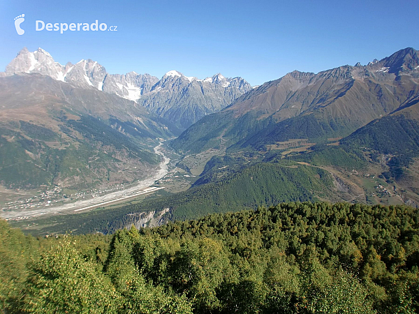 Oblast Svaneti – horské městečko Mestia a za ním Ušba 4700 m n.m. (Gruzie)