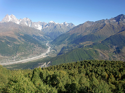 Oblast Svaneti – horské městečko Mestia a za ním Ušba 4700 m n.m. (Gruzie)