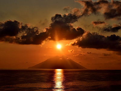 Slunce nad Stromboli (Liparské ostrovy - Itálie)