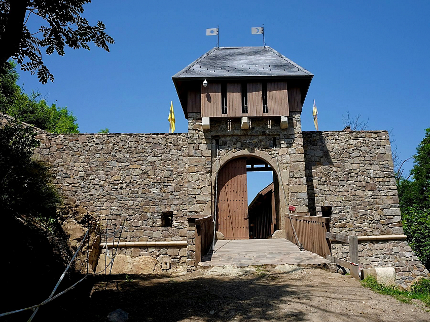 Za bránou sa nachádzajú pokladne, kde sa predávajú vstupenky (hrad Füzér - Maďarsko)
