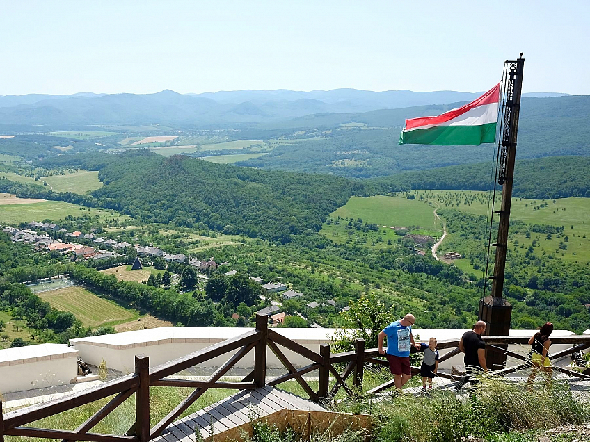 Výhľad z hradu Füzér na okolitú krajinu (Maďarsko)