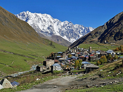 Typická vesnice v oblasti Svaneti (Gruzie)