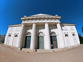 Na zámek Kačina se ročně vydává mnoho turistů (Česká republika)