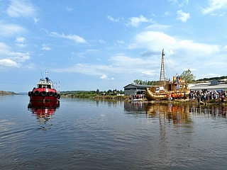 Remorkér táhne loď z pobřeží na vodu (Varna - Bulharsko)