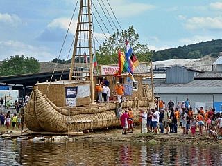 Pohled na loď z beloslavského pobřeží (Varna - Bulharsko)