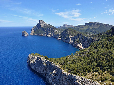 Skalnaté pobřeží na severovýchodě Mallorky (ostrov Mallorka - Španělsko)