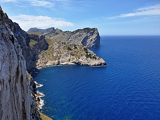 Skalnaté pobřeží na severovýchodě Mallorky (ostrov Mallorka - Španělsko)