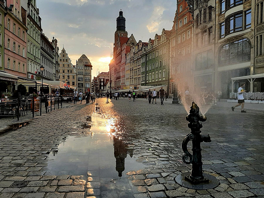 Ulice vedoucí k náměstí, výhled na věž kostela sv. Alžběty (Vratislav - Polsko)