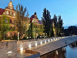 Promenáda na nábřeží Odry v nočním osvětlení (Vratislav - Polsko)