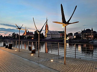 Promenáda na nábřeží Odry s výhledem na Katedrální ostrov (Vratislav - Polsko)