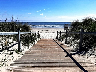 Vstup na písčitou pláž poblíž komplexu ve městě Prora (Rujána - Německo)