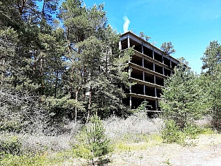 Prora – zchátralá budova nacistického turistického komplexu (Rujána - Německo)