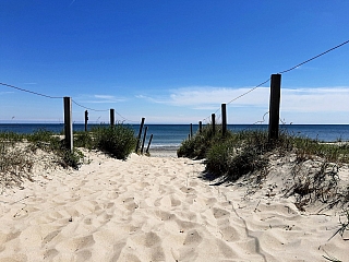 Vstup na písčitou pláž nedaleko střediska Binz (Rujána - Německo)