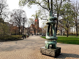 Husův sad – socha a Kristův kostel (Ostrava - Česká republika)