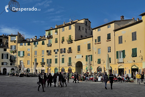 Oválné náměstí Piazza dell'Anfiteatro v Lucca (Toskánsko - Itálie)