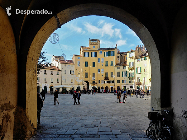 Oválné náměstí Piazza dell'Anfiteatro v Lucca (Toskánsko - Itálie)