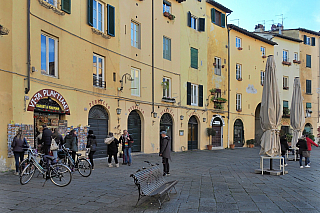 Oválné náměstí Piazza dell'Anfiteatro v Lucca (Toskánsko - Itálie)