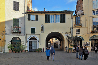 Oválné náměstí Piazza dell'Anfiteatro v Lucca (Toskánsko - Itálie)