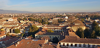 Pohled z věže Torre Guinigi v Lucca (Toskánsko - Itálie)