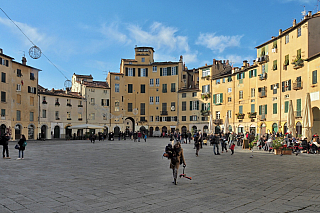 Oválné náměstí Piazza dell'Anfiteatro v Lucca (Toskánsko - Itálie)