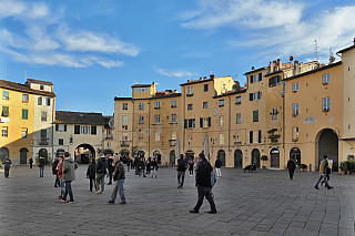 Oválné náměstí Piazza dell'Anfiteatro v Lucca (Toskánsko - Itálie)