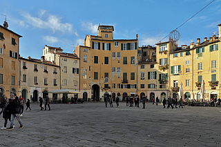 Oválné náměstí Piazza dell'Anfiteatro v Lucca (Toskánsko - Itálie)