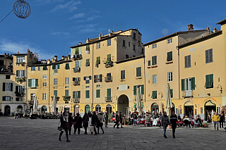 Oválné náměstí Piazza dell'Anfiteatro v Lucca (Toskánsko - Itálie)