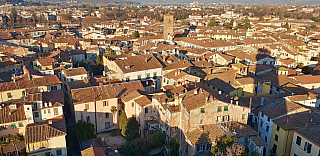 Pohled z věže Torre Guinigi v Lucca (Toskánsko - Itálie)