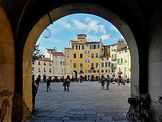 Oválné náměstí Piazza dell'Anfiteatro v Lucca (Toskánsko - Itálie)