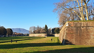 Hradby obepínají centrum staré Luccy (Toskánsko - Itálie)