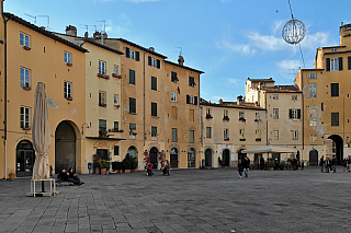 Oválné náměstí Piazza dell'Anfiteatro v Lucca (Toskánsko - Itálie)