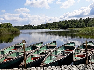 Půjčovna lodiček u jezera (Jūrmala - Lotyšsko)