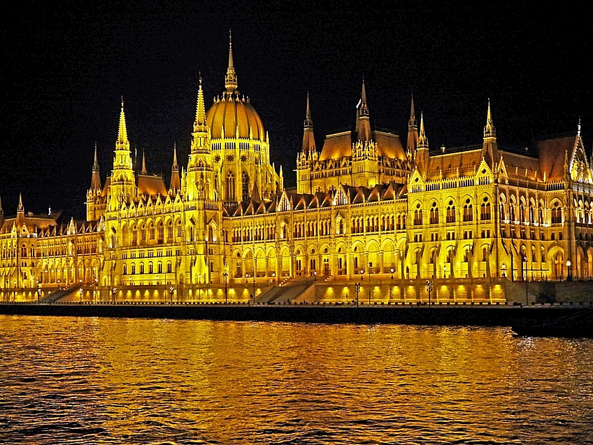 Országház – budova parlamentu v Budapešti (Maďarsko)