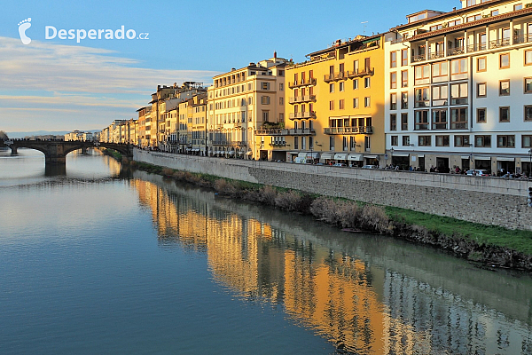 Nábřeží řeky Arno ve Florencii (Itálie)
