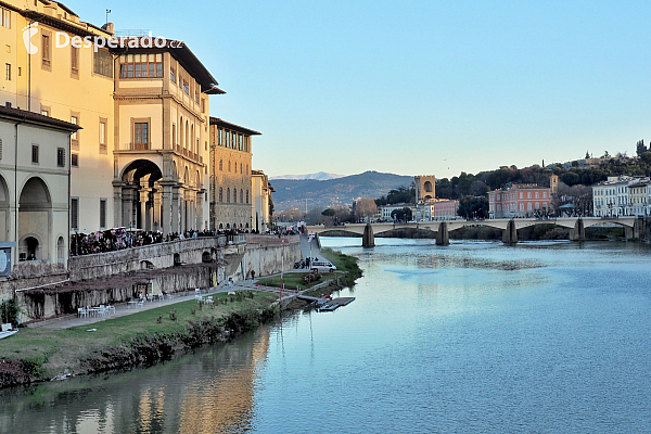Nábřeží řeky Arno ve Florencii (Itálie)