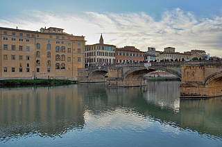 Nábřeží řeky Arno ve Florencii (Itálie)