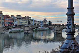 Nábřeží řeky Arno ve Florencii (Itálie)