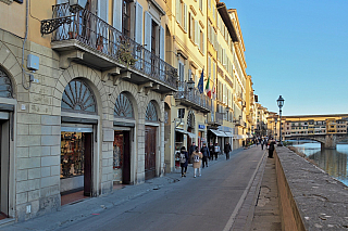 Nábřeží řeky Arno ve Florencii (Itálie)