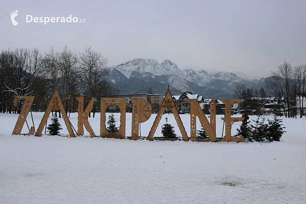 Zakopane je sice malé městečko, ale v zimě jedno z velmi vyhledávaných v Polsku (Zakopane - Polsko)
