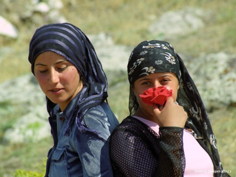 Kurdské dívky pod horou Ararat (Turecko)