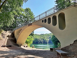 Smaragdové jezero v Bukovém pralese (Polsko)