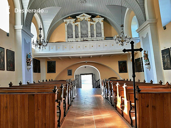 Interiér šikmého kostela sv. Petra z Alkantary (Karviná - Česká republika)
