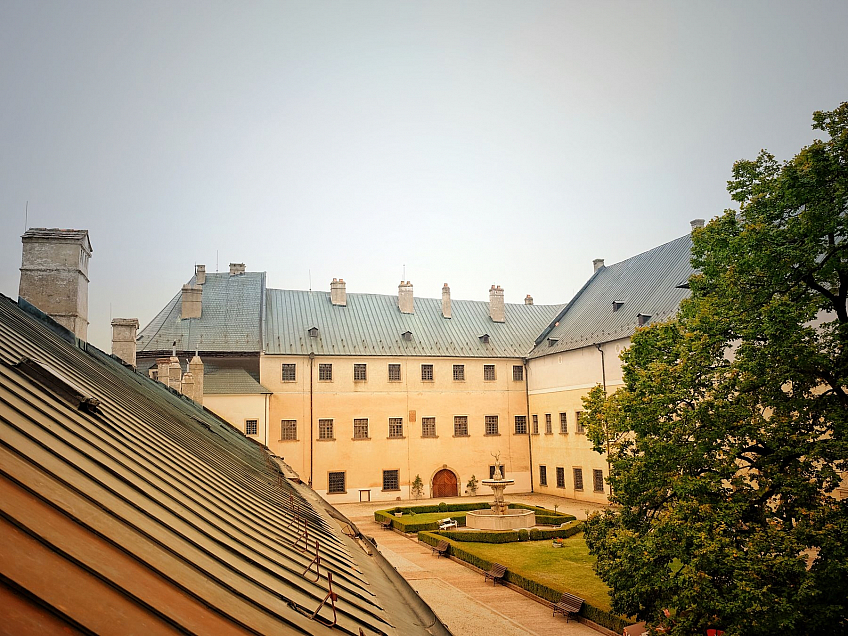 Pohľad na nádvorie hradu Červený Kameň (Slovensko)